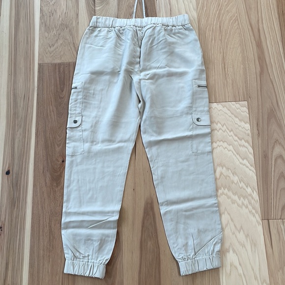 Banana Republic Super Soft Cargo Jogger - Transition Cream - Small. NWOT - Picture 10 of 10